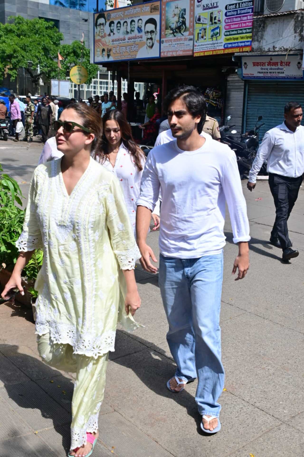 Malaika Arora was seen arriving with sister Amrita Rao and son, Arhaan Khan for Pahlaj Nihalani's last rites.